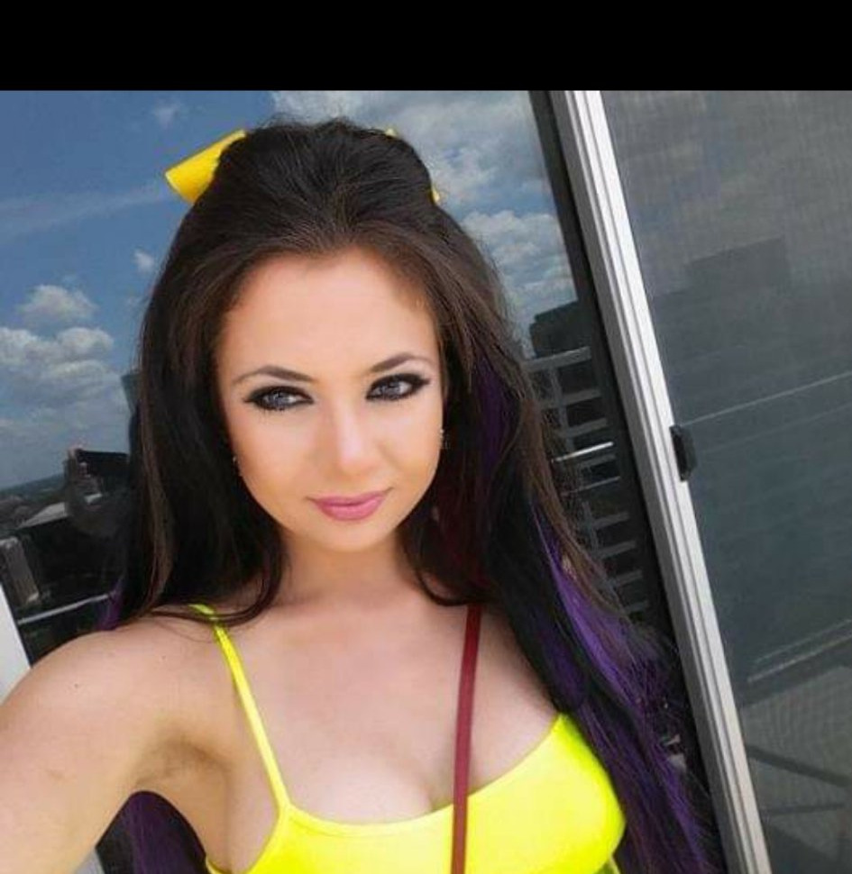 Jennifer Jorgensen Ahmed in a bright yellow look